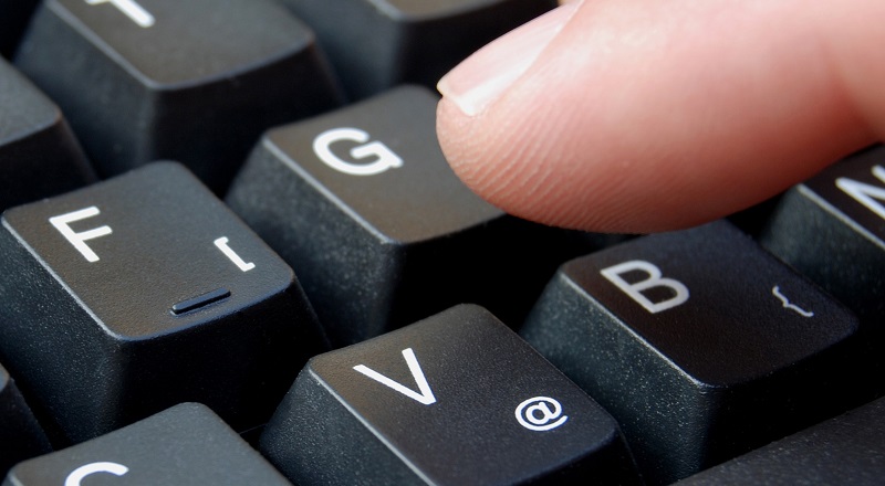 finger som trycker på tangentbord