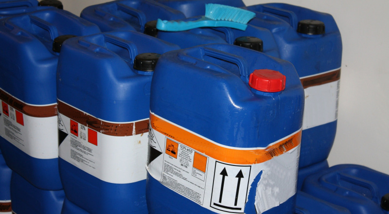 Blå dunkar med etikett på.