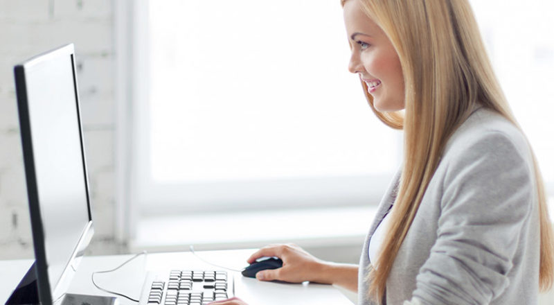 Kvinna som arbetar vid dator.