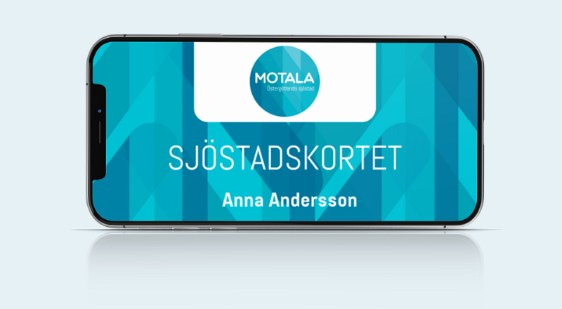 Mobiltelefon med bild på ett blått sjöstadskort. Foto.