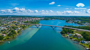 Flygfoto över vattnet i Motalaviken med Motalabron i förgrunden och delar av innerstan med hamninloppet i bakgrunden.