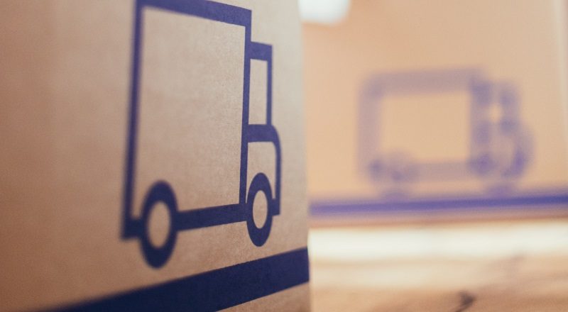 brungrå flyttkartonger med tecknad blå lastbil