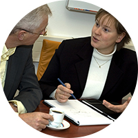 Två personer som sitter och diskuterar.